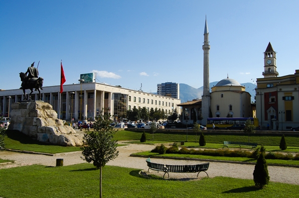 Tirana, Piata Skanderbeg